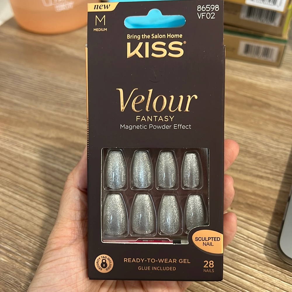 Kiss Velour Fantasy magnetic powder effect mani press on nails